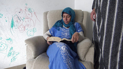 Une femme égyptienne laisse son mari excité jouir dans sa bouche