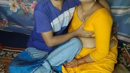 La demi-soeur du village super chaude passe une nuit avec son demi-frère