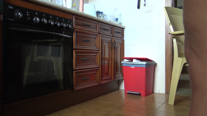 Une femme de ménage égyptienne est excitée et se masturbe la chatte poilue pendant le travail