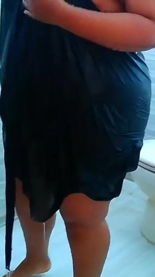 Très chaud en été, belle-mère veut prendre une douche la nuit, beau-fils se joint également