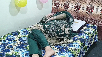 Belle-mère indienne Desi jouant avec son beau-fils Belle-mère au gros cul Hindi Audio