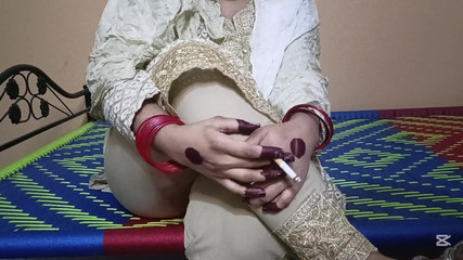 Petite amie pakistanaise au gros cul qui rentre à la maison