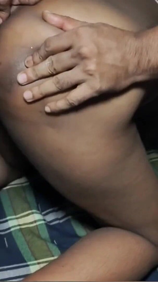 Mon amie et sa femme font un plan à trois chaud avec la MILF Bhabhi et la femme de son amie du village qui baise !