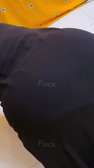 Jouer à Action ou Vérité avec ma belle-mère arabe au gros cul ! Maintenant, elle nettoie ma chambre comme une levrette