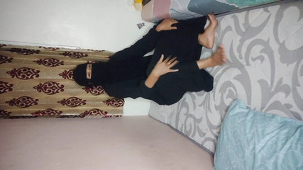 Des filles en hijab invitées chez les voisins de la pension de Ngentot