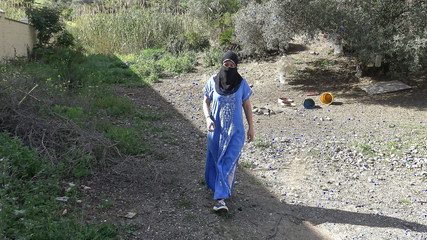 Un soldat américain baise une femme musulmane irakienne dans son trou du cul