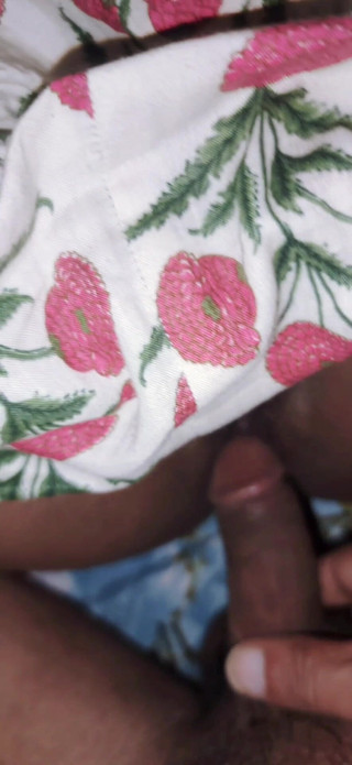 La nuit, je suis allé dans la chambre de ma belle-sœur et j'ai apprécié la chatte étroite