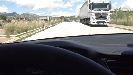 Une femme musulmane hijab ne peut pas payer un chauffeur de taxi allemand