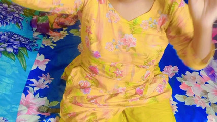 J'ai acheté de nouveaux vêtements pour ma jeune demi-soeur et je l'ai embrassée.