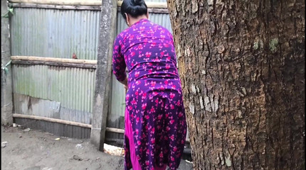 Je vois ma demi-soeur chercher ma bite