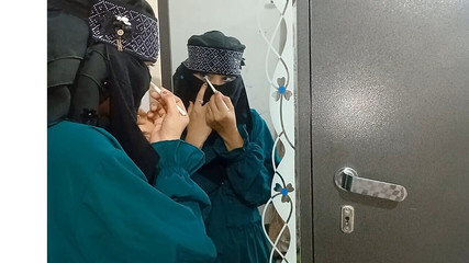 Fille musulmane avec de beaux yeux, a été baisée devant un miroir