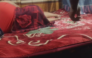 Trouvant la belle belle-tante seule à la maison, la belle-sœur l'a forcée à le baiser