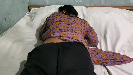 J'ai embrassé ma voisine et j'ai commencé à la baiser dans le cul