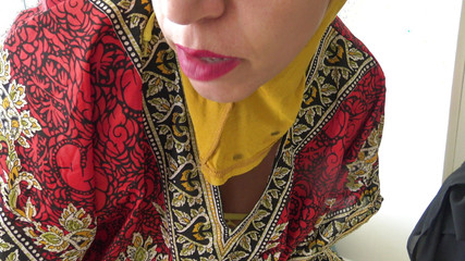 Une MILF arabe saoudienne à gros cul triche pour du sexe brutal en hijab