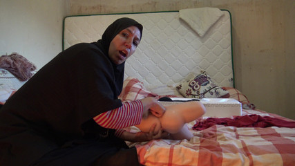 Cette femme musulmane est folle ! Elle veut avoir des relations sexuelles lesbiennes avec sa belle-fille !