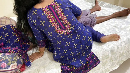 J'ai trouvé mon demi-frère seul dans la pièce et j'ai commencé à baiser