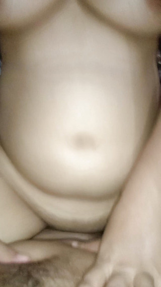 Monter sur le dessus de Dick Dasi, une demi-soeur sexy