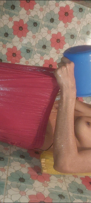 Deshi Sathi la plus chaude et la plus chaude douche sa salle de bain