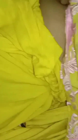 Je me suis retrouvé seul dans la nuit noire et j'ai couché avec la fille. Sa chatte serrée était très attrayante et la fille était très belle