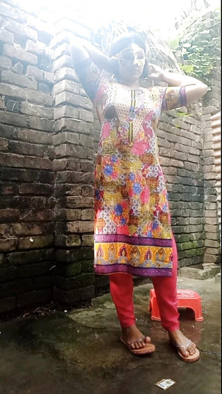 Desi Erotic Sexy Sisters Scène de douche dans une salle de bain ouverte. Lust Girl Akhi Scène de bain et pisse