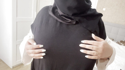 Belle-tante algérienne aux gros seins en hijab