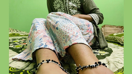 Une dame sexy a versé du jus dans sa chatte rose