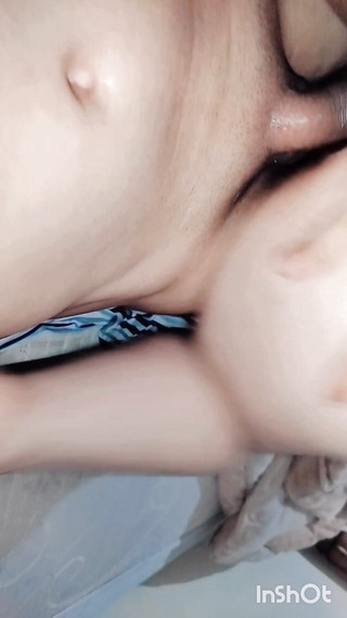 Demi-soeur chevauche ma bite, elle éjacule dans ma bite