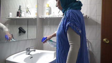 Une femme de ménage réfugiée syrienne laisse le patron allemand jouir dans son vagin