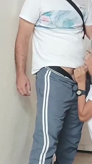 Je donne ma chatte juteuse à un inconnu, il me baise bien. Une bite si épaisse m'a laissé en vouloir plus