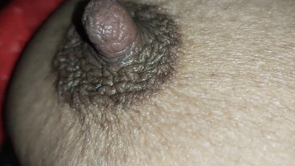 Ma femme aux gros seins est toujours prête à baiser