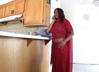 MILF chaude profite d'une bonne frappe sur le sol