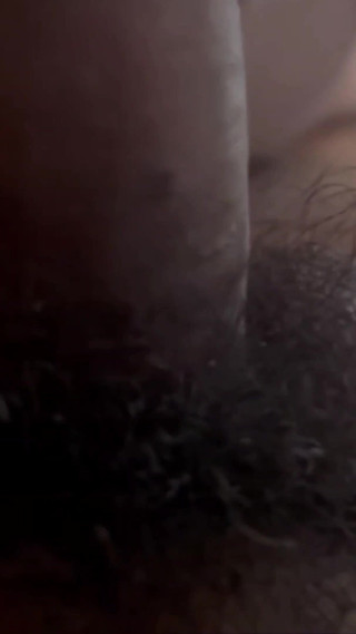 Le son fascinant du pet de chatte produisait alors qu'elle l'appréciait tellement.