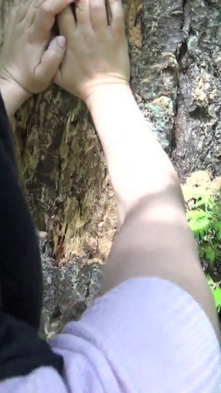 Baiser une fille arabe marocaine dans les bois