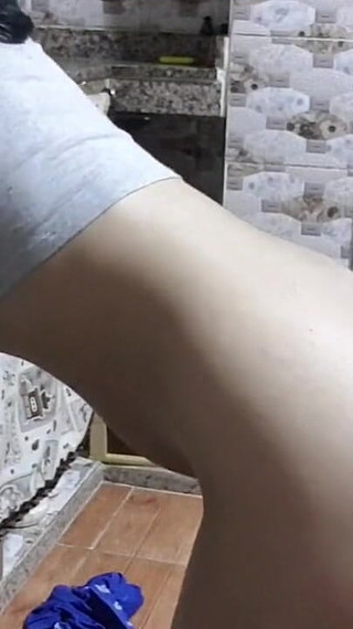 Une voix claire du propriétaire de l'appartement à Karya