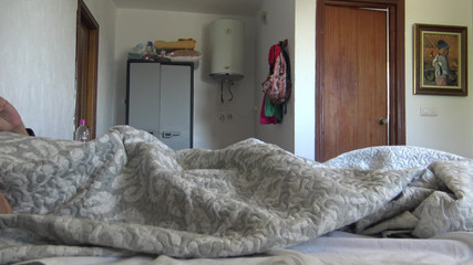 Une femme de ménage égyptienne laisse un touriste baiser son gros cul arabe