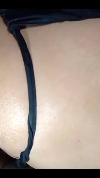 Elle a détruit son gros cul par une baise anale face à la forte insistance des gens, regarde de près sa chatte poilue