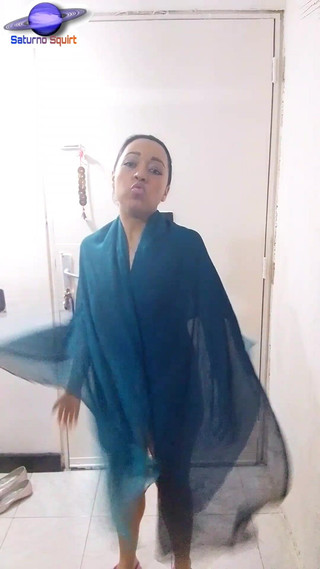 Saturn Squirt La princesse vierge musulmane fait une danse rituelle puis se masturbe furieusement