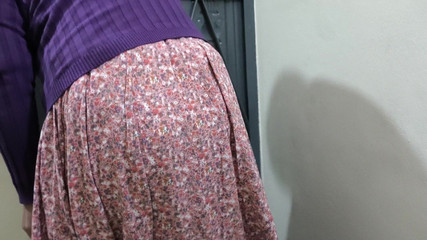 Je vois ma femme nettoyer la maison, je l'ai serrée dans mes bras et j'ai commencé à la baiser dans le cul