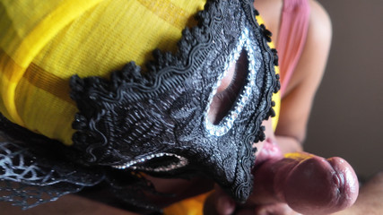 Une fille musulmane indienne en hijab ne veut pas arrêter la pipe tôt le matin