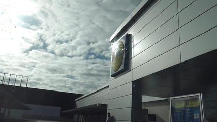 Un Allemand pervers ramasse un réfugié syrien en hijab