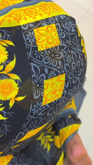 Gros cul et énormes seins forts Desi Hot Maid portant un sari et un chemisier dans un hôtel arabe !