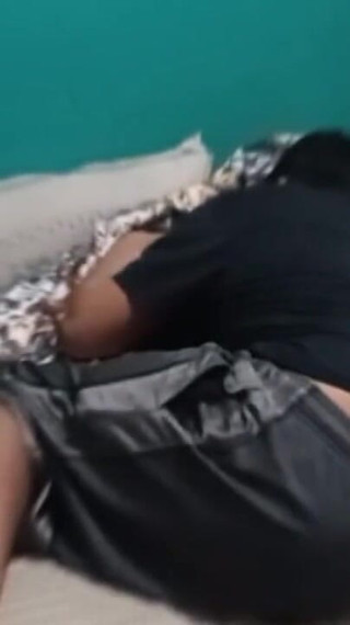 Morbosant la pute de ma demi-soeur, elle me demande de lui faire un massage