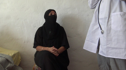 Femme musulmane baise anale dans un cabinet de médecin.