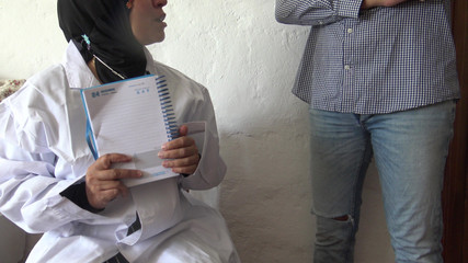 Un homme souffre de dysfonction érectile et consulte un médecin arabe à Paris