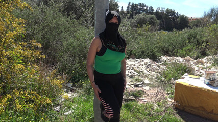 Une pute algérienne montre son espace de travail en banlieue marseillaise