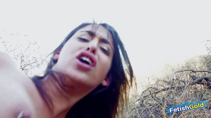 Une douce ado arabe se fait baiser la chatte en plein air