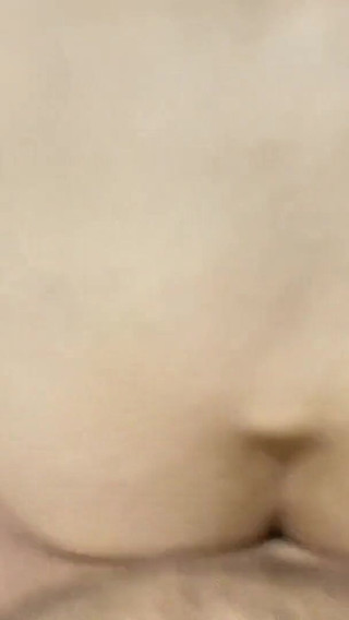 Demi-soeur ayant un orgasme anal