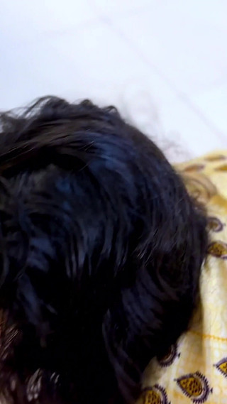 Belle-mère arabe bien roulée au gros cul coincée sous le lit