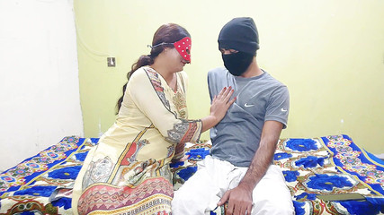 Se masturber et baiser durement en levrette