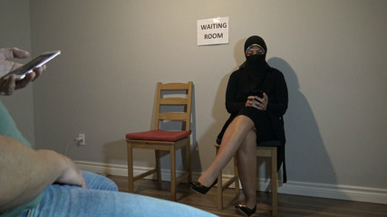 Une femme arabe s'est fâchée contre moi - J'ai flashé et masturbé ma bite devant elle